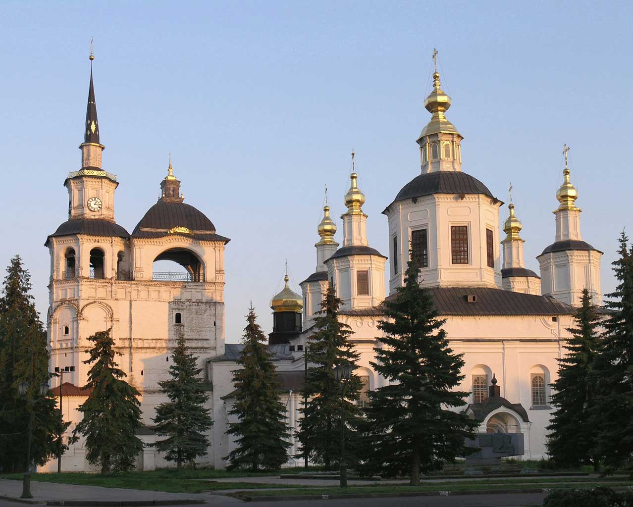 Собор Успения Пресвятой Богородицы и колокольня Собор Успения Пресвятой Богородицы и колокольня